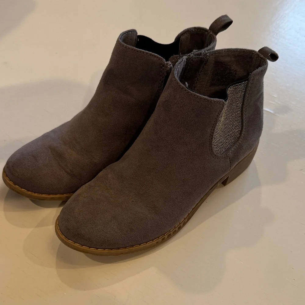 Old Navy girls gray booties with a little sparkle ✨